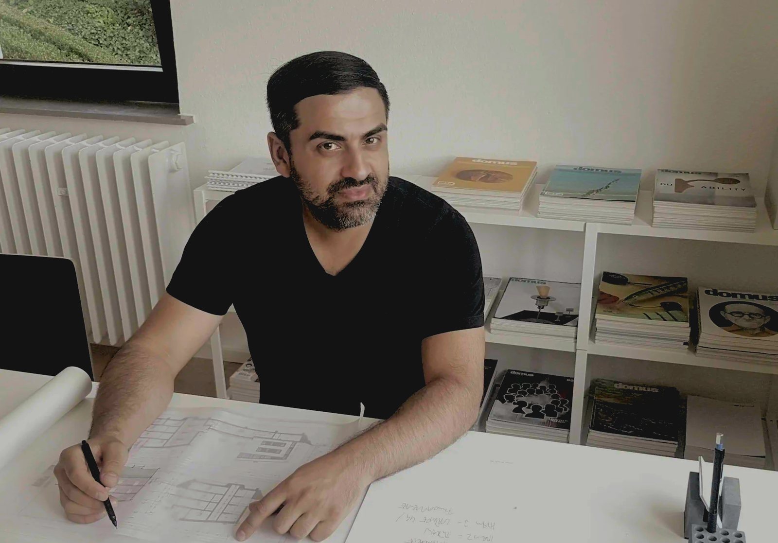 Celal Aydin am Zeichentisch in seinem Büro